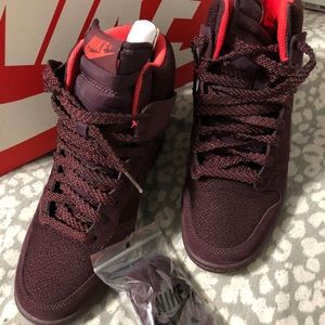 Woman’s dunk (wedge sneaker) Burgundy SIZE 7